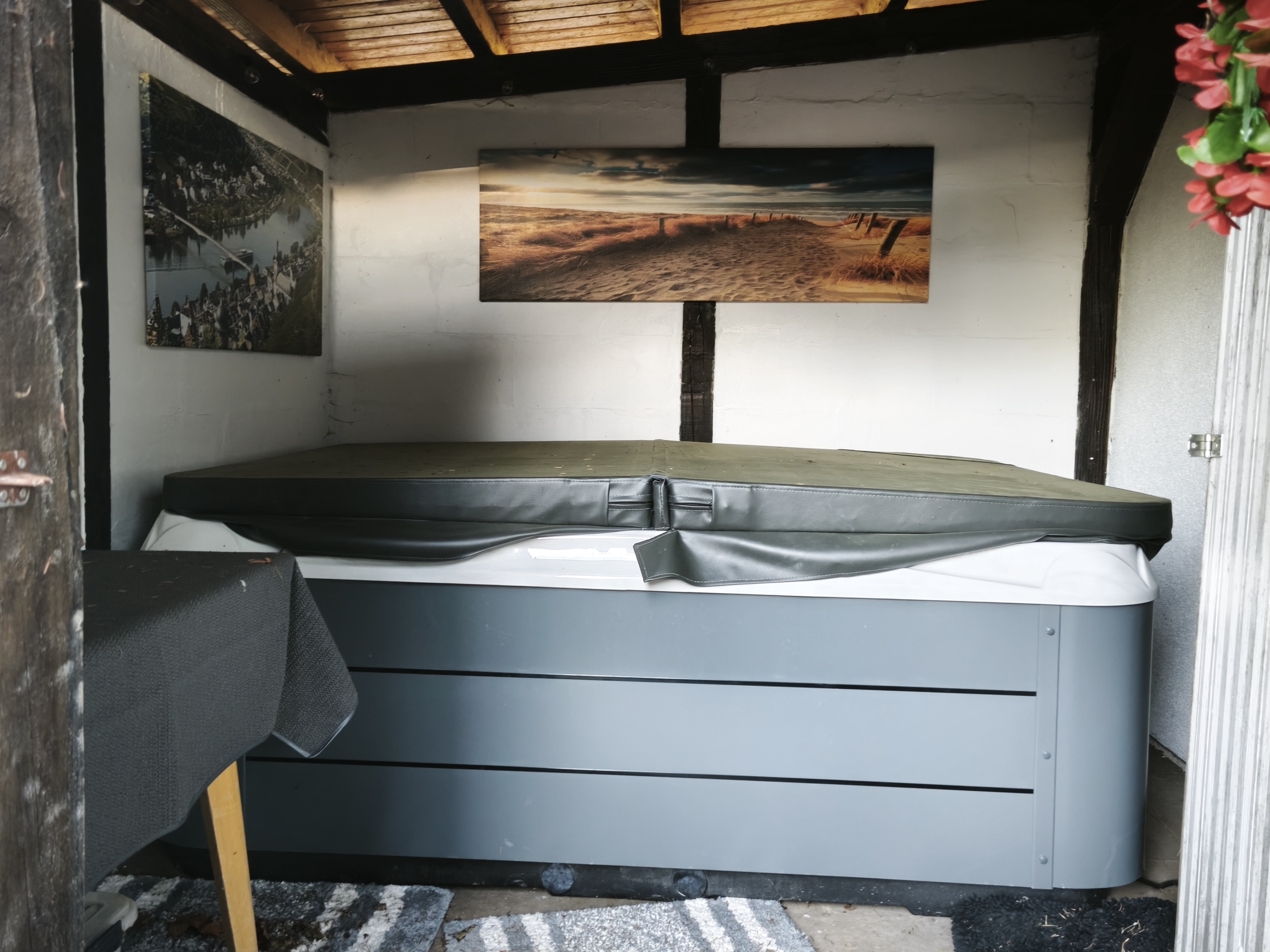 Wellness Bereich mit Jacuzzi im Garten