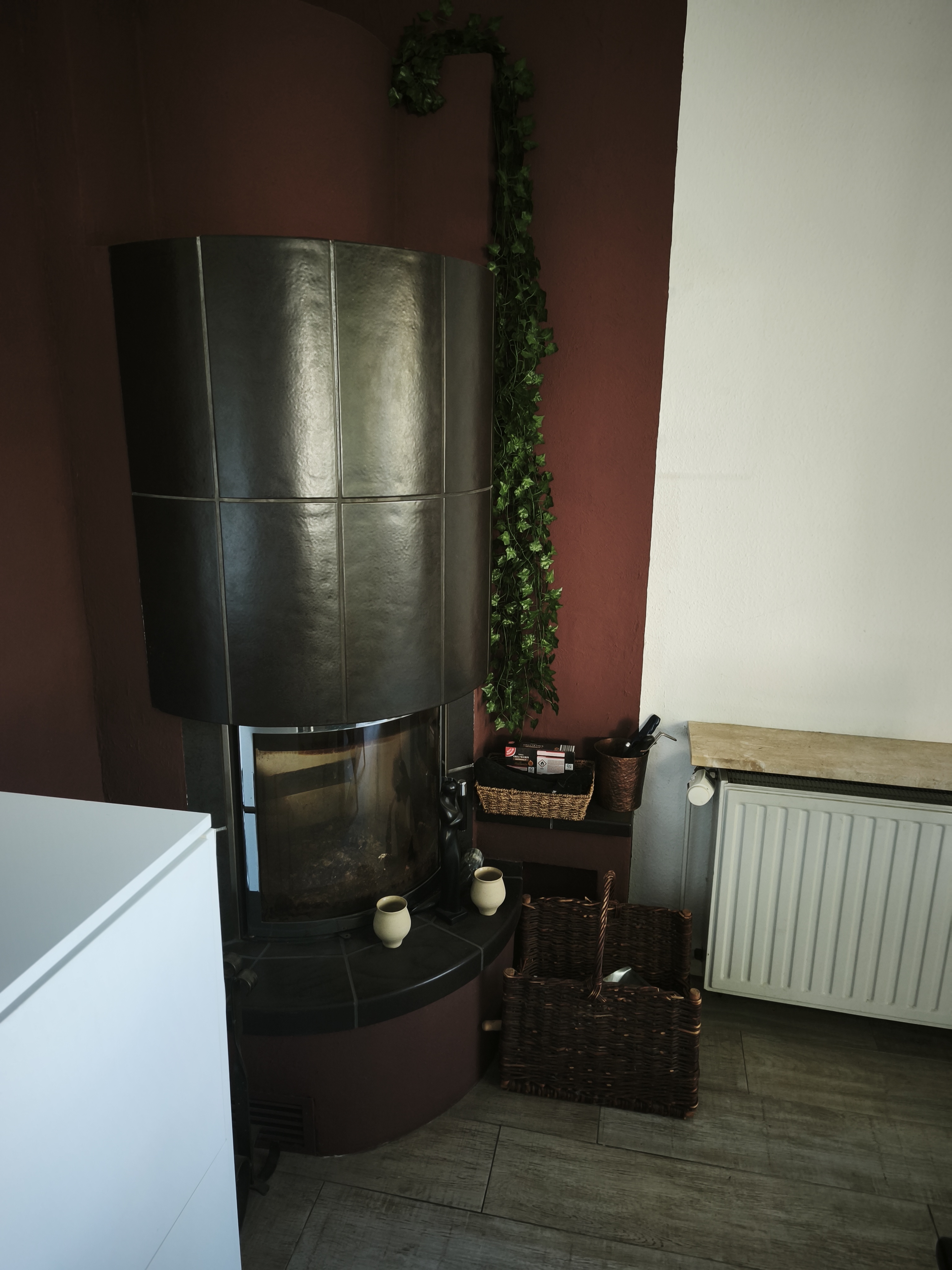 Wohnzimmer mit modernem Kaminofen